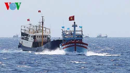 Tàu cá Trung Quốc (trái) tấn công tàu cá Việt Nam Tàu cá Trung Quốc (trái) tấn công tàu cá Việt Nam
